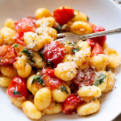 15-minuten Gnocchi Mit Geschmolzenen Tomaten Und Basilikum