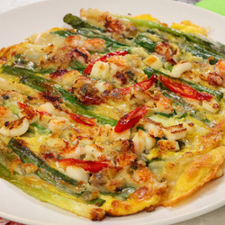 Seafood Green Onion Pancake (haemul-pajeon: 해물파전)