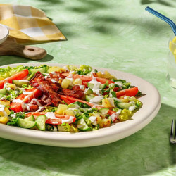 Caesar Salad Mit Crispy Bacon Dazu Frisch Zubereite Zitronen-limo