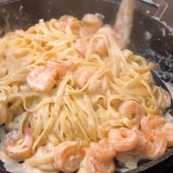 Creamy Garlic Prawn Pasta
