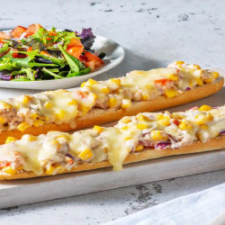 Tuna Melts Met Tomaat En Mais Met Zelfgemaakte Tonijntopping En Een Frisse Salade