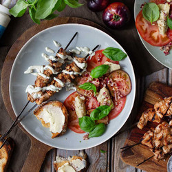 Kycklingspett Med Tomatsallad Och Tzatziki