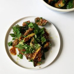 Brotsalat mit Zucchini und Miso