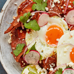 Chilaquiles Rojos Con Huevos