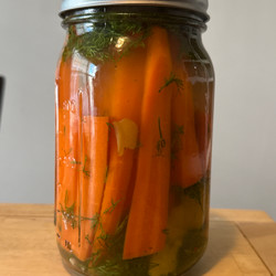 Sweet and spicy dill pickled carrots