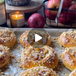 Apple-cheesecake Buns