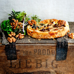 Cantharelquiche Met Brie &amp; Salade Met Honingnoten