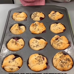 Brie-jam tarts