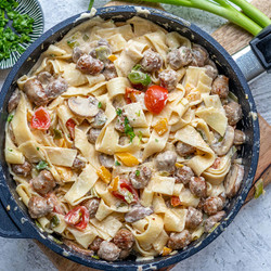 Bratwurst-nudelpfanne Mit Champignons Und Frühlingszwiebeln
