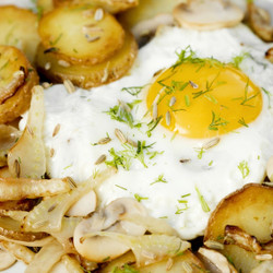 Bratkartoffeln Mit Champignons, Fenchel Und Ei