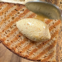 Karamellisierte Knoblauchbutter