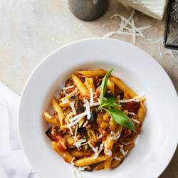 Pasta alla Norma met knoflook en basilicum