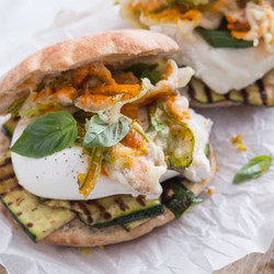 Puccia Con Burrata E Fiori Di Zucca