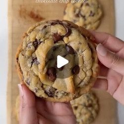 Nyc Style Thick Chocolate Chip Cookies