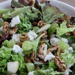 Salade Met Geitenkaas, Peer En Walnoten