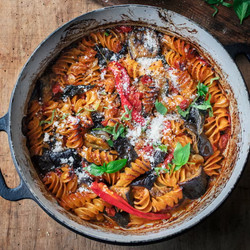 Ottolenghi Comfort: Eenpanspasta met tomaat en aubergine uit de oven