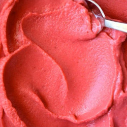 5-minute Healthy Strawberry Frozen Yogurt
