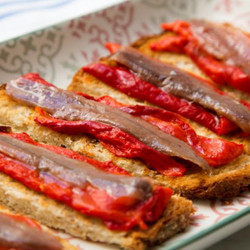 Tostadas Con Pimiento Asado Y Anchoas