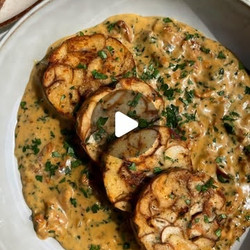 Brezenknödel Mit Einer Pfifferlingrahmsoße