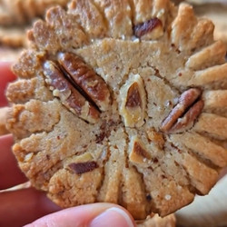 Classic Old-fashioned Pecan Shortbread Cookie Rounds