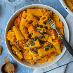 Vegane Kürbis-pasta Mit Tomate &amp; Feta
