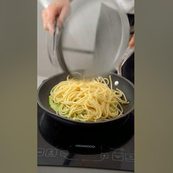 Spaghetti Con Crema Di Mandorle E Zucchine