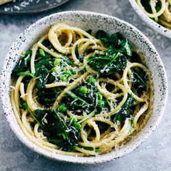Cacio E Pepe Pasta With Spinach And Peas