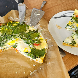 Tortilla Mit Ei, Hüttenkäse, Tomate Und Spinat