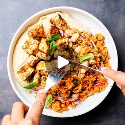 Mediterraner Tofu Teller Mit Couscous-bohnen-salat &amp; Hummus