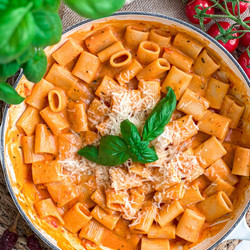 Pasta Tomaat Burrata Saus