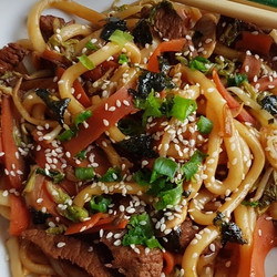 Błyskawiczny Yaki Udon Z Wołowiną