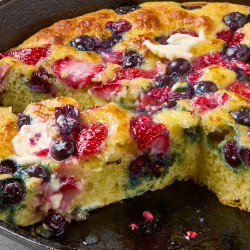 Fluffy Berry Oven-baked Pancake