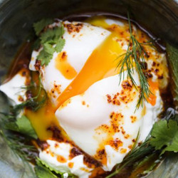 Turkish Poached Eggs With Garlicky Yogurt (çilbir)
