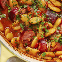 Tavče gravče (Baked White Beans And Sausages With Paprika, Onions And Sweet Peppers)