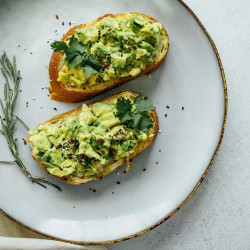 Non Avo Toast - pea guacamole