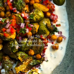 Rosenkohl Bowl mit Joghurt-Knoblauch-Dressing