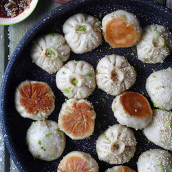Sheng Jian Bao: Pan-fried Pork Buns (生煎包)