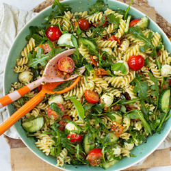 Italiaanse Pastasalade Met Pesto