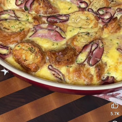 Cheesy Ham &amp; Gouda Croissant Casserole