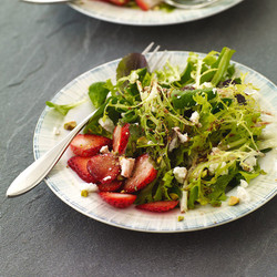 Green Salad With Strawberries And Goat Cheese