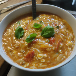 Orzo mit Feta und Garnelen