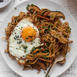 20 Minute Veggie Ramen Noodles With Sesame Fried Eggs