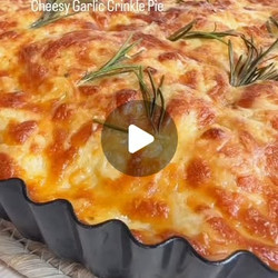 Cheesy Garlic Crinkle Pie