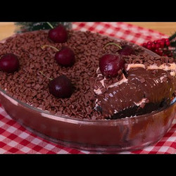 Torta Floresta Negra Na Travessa