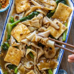 Vegan Rad Na (flat Rice Noodles In Gravy)