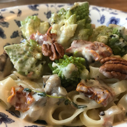 Pasta Romanesco Met Zongedroogde Tomaten Gorgonzola Pecannoten En Tijm