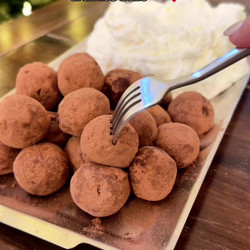 Tiramisu Balls With Mascarpone Whipped Cream