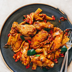 Padt Pedt Gai (stir-fried Spicy Chicken Wings And Bamboo Shoots)