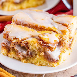 Homemade Cinnamon Roll Cake (+video)