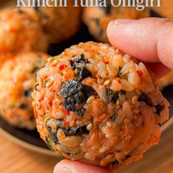 Onigiri aux algues coréennes, au thon et au kimchi